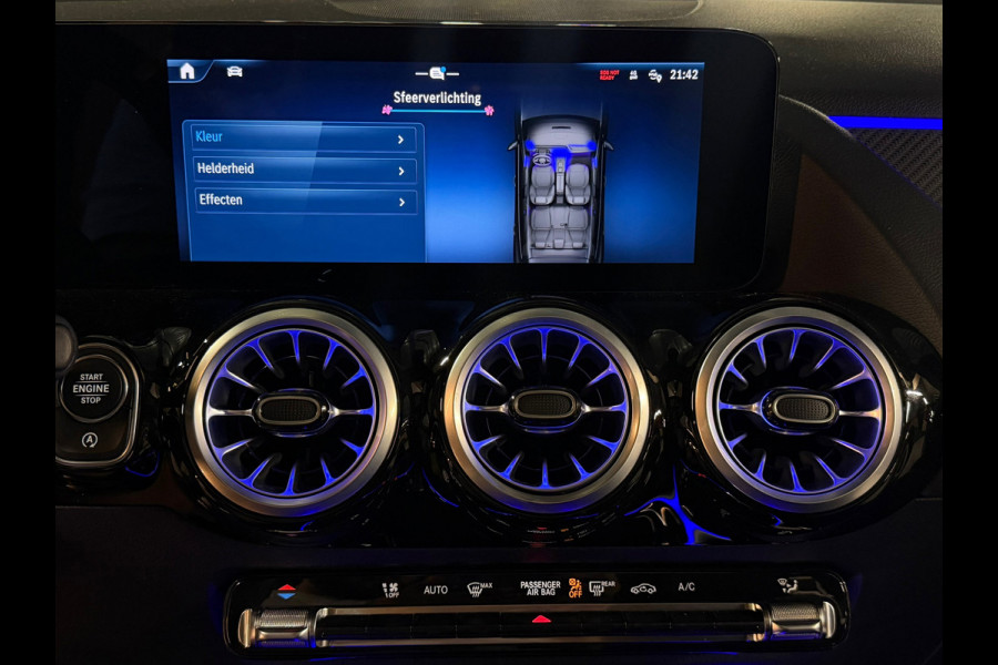 Mercedes-Benz GLA 200 AMG Line PANO|KEYLESSS|DODEHOEK|CARPLAY|CAMERA|SFEERVERLICHTING|19 INCH|DEALER ONDERHOUDEN|2024|VOL!