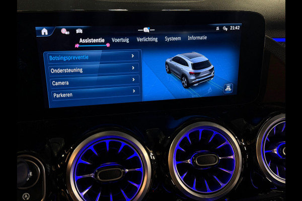 Mercedes-Benz GLA 200 AMG Line PANO|KEYLESSS|DODEHOEK|CARPLAY|CAMERA|SFEERVERLICHTING|19 INCH|DEALER ONDERHOUDEN|2024|VOL!