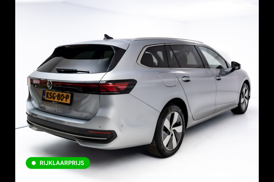 Volkswagen Passat Variant 1.5 eHybrid Elegance Bus. 204 PK | Elec. trekhaak | Stoel- & Stuurverwarming | Ergo stoelen met memory | All-season, Adaptive cruise, Navigatie, Stoelventilatie, HUD, Elektrische achterklep, DCC