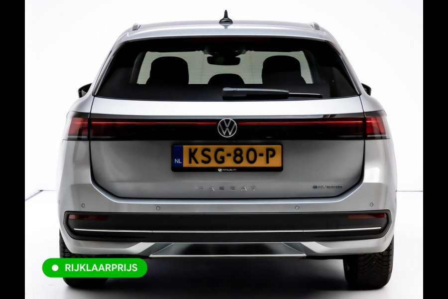 Volkswagen Passat Variant 1.5 eHybrid Elegance Bus. 204 PK | Elec. trekhaak | Stoel- & Stuurverwarming | Ergo stoelen met memory | All-season, Adaptive cruise, Navigatie, Stoelventilatie, HUD, Elektrische achterklep, DCC