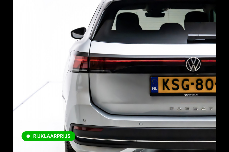 Volkswagen Passat Variant 1.5 eHybrid Elegance Bus. 204 PK | Elec. trekhaak | Stoel- & Stuurverwarming | Ergo stoelen met memory | All-season, Adaptive cruise, Navigatie, Stoelventilatie, HUD, Elektrische achterklep, DCC