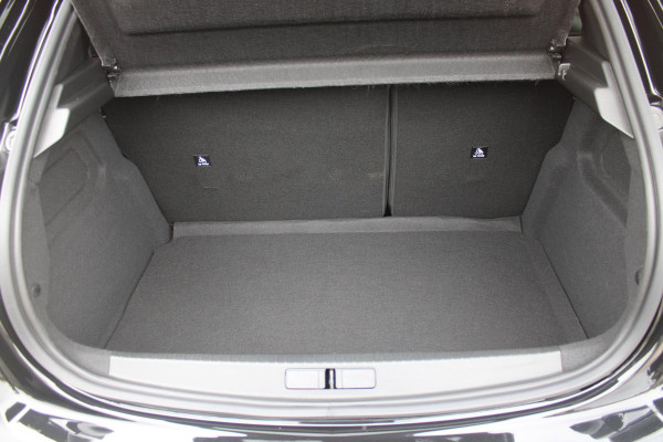Peugeot 208 1.2 Hybrid 145PK AUTOMAAT GT | ELEKTRISCH BEDIENBARE BESTUURDERSSTOEL MET MASSAGE FUNCTIE | ALCANTARA BEKLEDING | STOEL VERWARMING | ADAPTIVE CRUISE CONTROL | DAB+ RADIO | APPLE CARPLAY/ANDROID AUTO | FULL LED KOPLAMPEN | KEYLESS ENTRY/START | 17" LICHTMETALEN VELGEN | CLIMATE CONTROL | PARKEERSENSOREN VOOR + ACHTER | CAMERA VOOR + ACHTER | DODEHOEK DETECTIE |