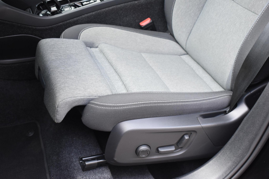 Volvo XC40 B3 177PK Automaat Plus Black Edition / Cruise control / Harman Kardon / 20'' velgen / Elektrisch verstelbare stoelen met geheugen / Stoel- en stuurverwarming