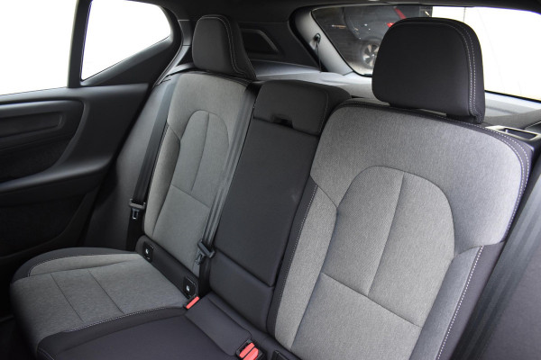 Volvo XC40 B3 177PK Automaat Plus Black Edition / Cruise control / Harman Kardon / 20'' velgen / Elektrisch verstelbare stoelen met geheugen / Stoel- en stuurverwarming
