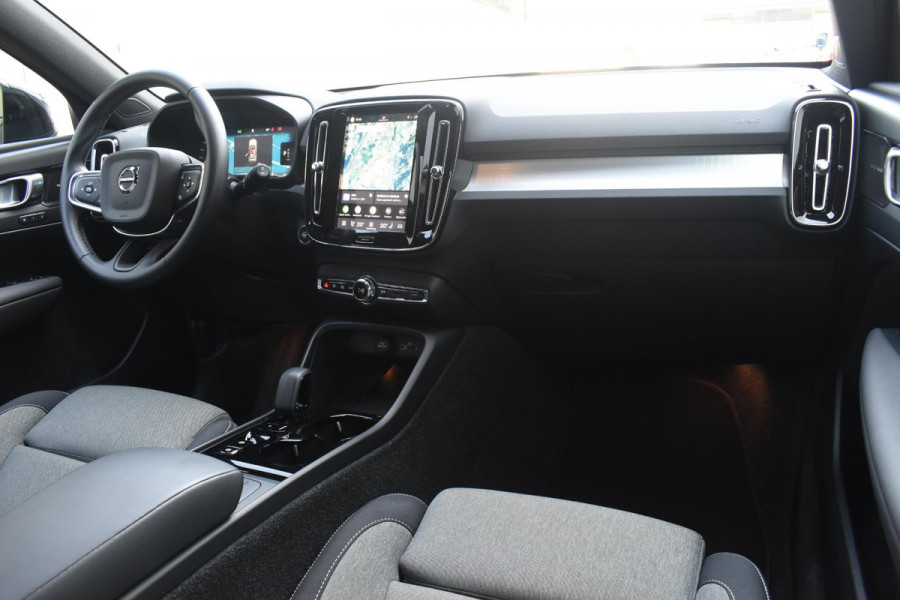 Volvo XC40 B3 177PK Automaat Plus Black Edition / Cruise control / Harman Kardon / 20'' velgen / Elektrisch verstelbare stoelen met geheugen / Stoel- en stuurverwarming