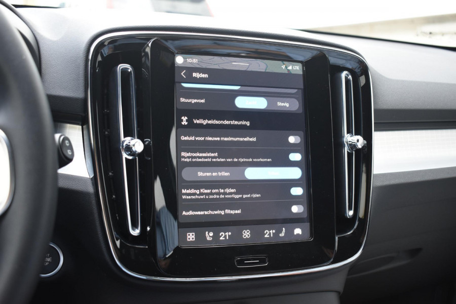 Volvo XC40 B3 177PK Automaat Plus Black Edition / Cruise control / Harman Kardon / 20'' velgen / Elektrisch verstelbare stoelen met geheugen / Stoel- en stuurverwarming