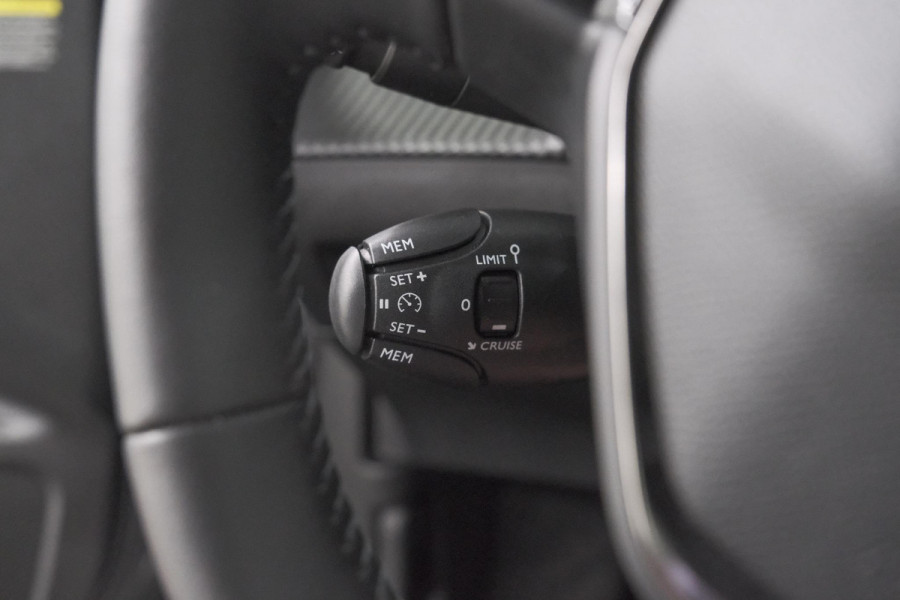Peugeot e-2008 EV Allure 54 kWh | 97,2% SOH | 11 KW Lader | Apple Carplay | Parkeersensoren