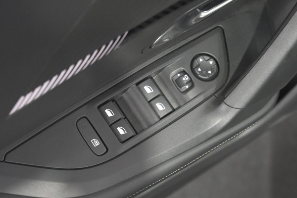 Peugeot e-2008 EV Allure 54 kWh | 97,2% SOH | 11 KW Lader | Apple Carplay | Parkeersensoren