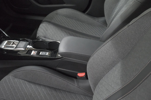 Peugeot e-2008 EV Allure 54 kWh | 97,2% SOH | 11 KW Lader | Apple Carplay | Parkeersensoren