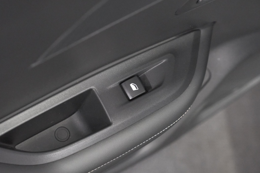 Peugeot e-2008 EV Allure 54 kWh | 97,2% SOH | 11 KW Lader | Apple Carplay | Parkeersensoren