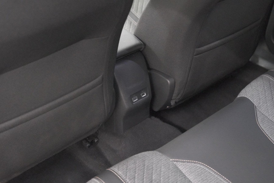 Peugeot e-2008 EV Allure 54 kWh | 97,2% SOH | 11 KW Lader | Apple Carplay | Parkeersensoren