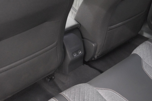 Peugeot e-2008 EV Allure 54 kWh | 97,2% SOH | 11 KW Lader | Apple Carplay | Parkeersensoren