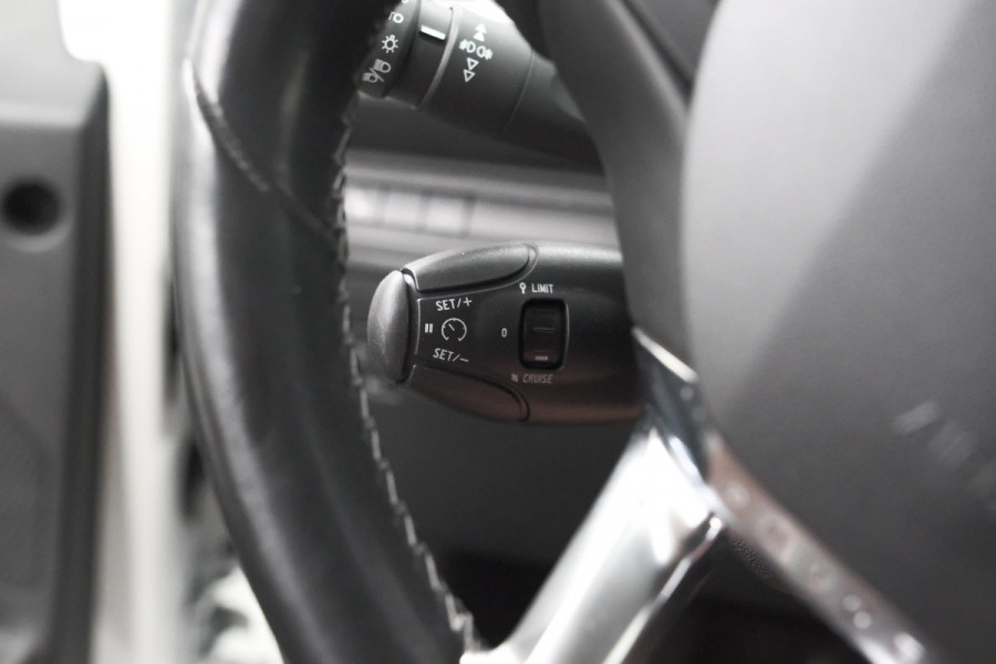 Peugeot 2008 PureTech 110 EAT6 Allure | Trekhaak | Apple Carplay | Parkeersensoren | Stoelverwarming