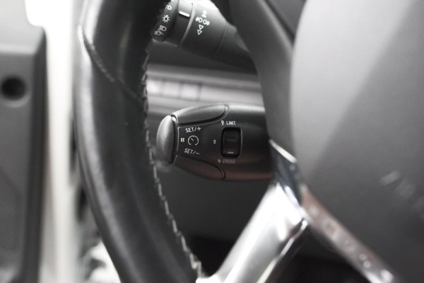 Peugeot 2008 PureTech 110 EAT6 Allure | Trekhaak | Apple Carplay | Parkeersensoren | Stoelverwarming