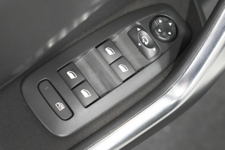 Peugeot 2008 PureTech 110 EAT6 Allure | Trekhaak | Apple Carplay | Parkeersensoren | Stoelverwarming