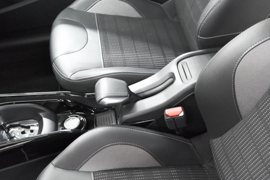 Peugeot 2008 PureTech 110 EAT6 Allure | Trekhaak | Apple Carplay | Parkeersensoren | Stoelverwarming