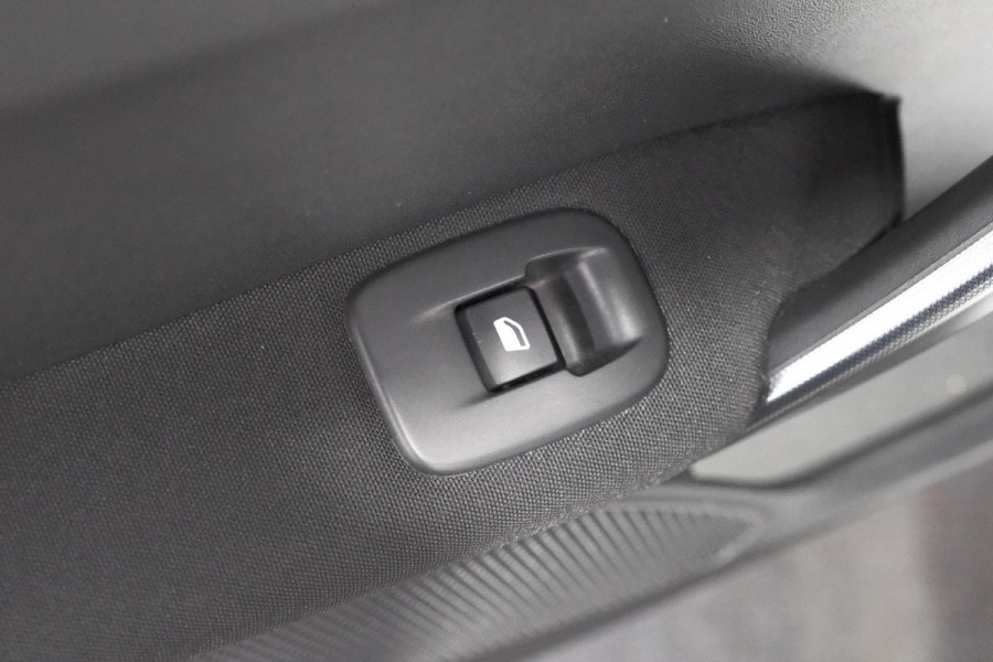 Peugeot 2008 PureTech 110 EAT6 Allure | Trekhaak | Apple Carplay | Parkeersensoren | Stoelverwarming