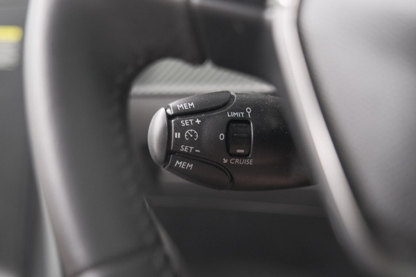 Peugeot 208 1.2 Hybrid 110 e-DCS6 Allure | Climate Control | Apple Carplay | Parkeersensoren
