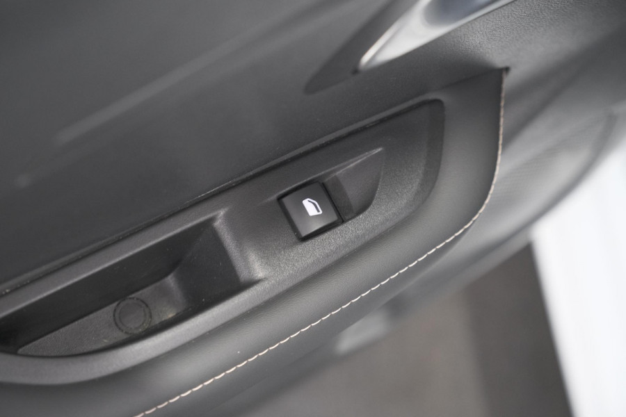 Peugeot 208 1.2 Hybrid 110 e-DCS6 Allure | Climate Control | Apple Carplay | Parkeersensoren