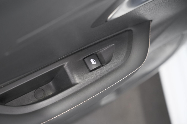 Peugeot 208 1.2 Hybrid 110 e-DCS6 Allure | Climate Control | Apple Carplay | Parkeersensoren