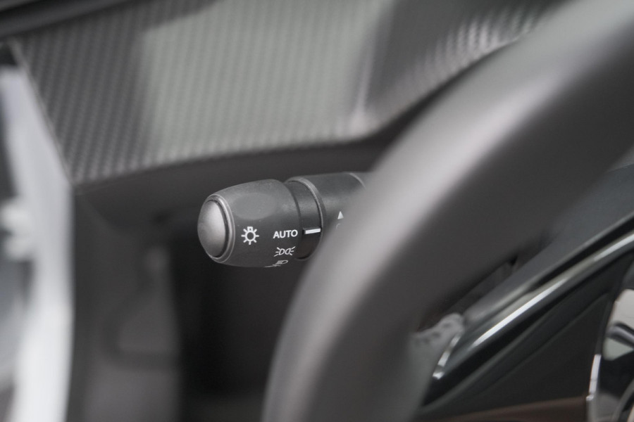 Peugeot 208 1.2 Hybrid 110 e-DCS6 Allure | Climate Control | Apple Carplay | Parkeersensoren