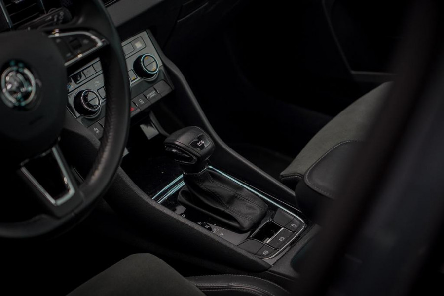 Škoda Karoq 1.5 TSI ACT Style Business / Pano / Trekhaak / Memory / Stoelverw / Adaptive Cruise