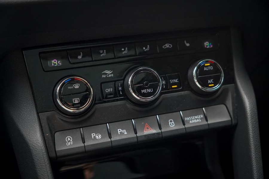 Škoda Karoq 1.5 TSI ACT Style Business / Pano / Trekhaak / Memory / Stoelverw / Adaptive Cruise
