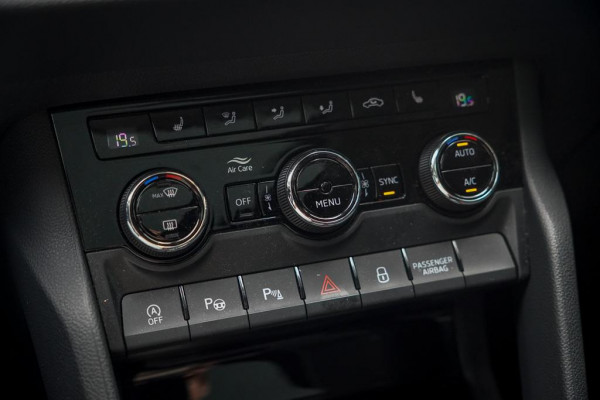Škoda Karoq 1.5 TSI ACT Style Business / Pano / Trekhaak / Memory / Stoelverw / Adaptive Cruise