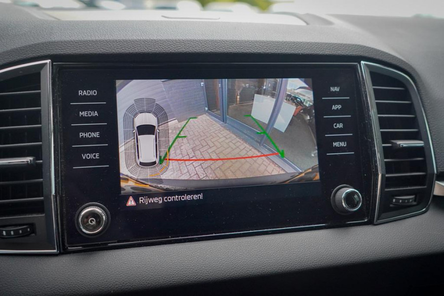 Škoda Karoq 1.5 TSI ACT Style Business / Pano / Trekhaak / Memory / Stoelverw / Adaptive Cruise