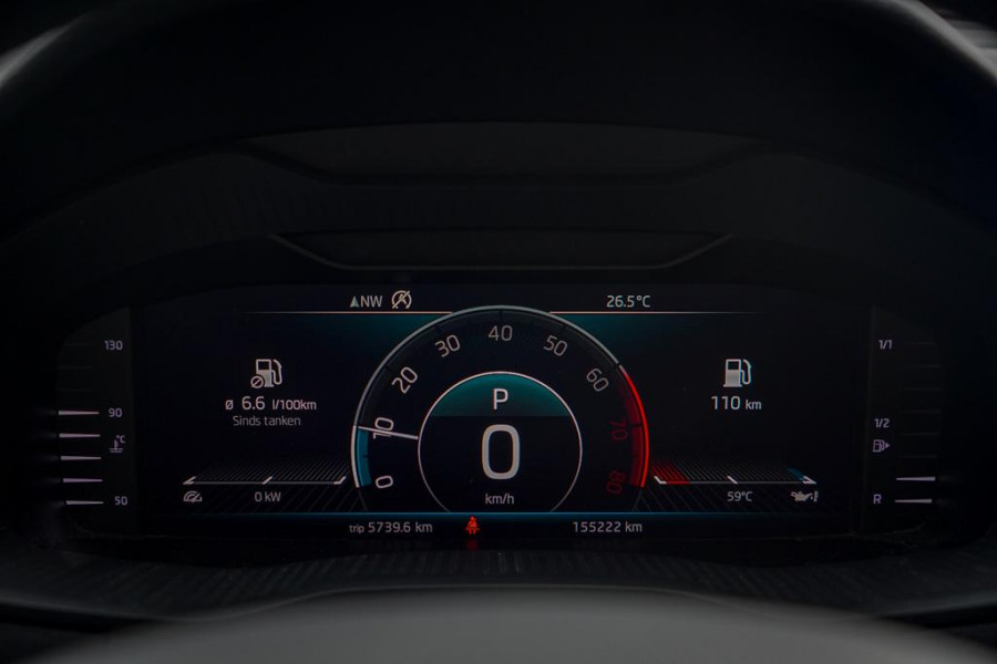 Škoda Karoq 1.5 TSI ACT Style Business / Pano / Trekhaak / Memory / Stoelverw / Adaptive Cruise