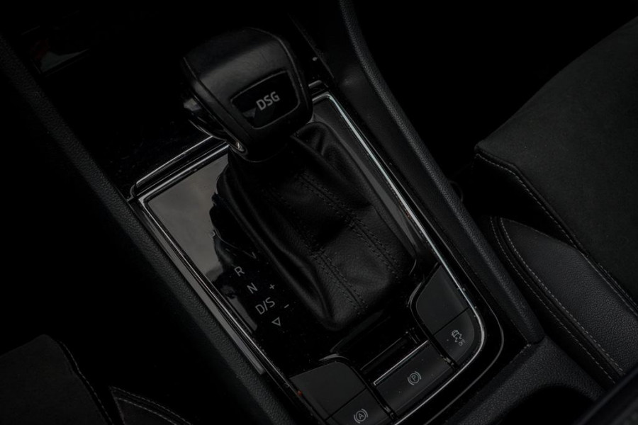 Škoda Karoq 1.5 TSI ACT Style Business / Pano / Trekhaak / Memory / Stoelverw / Adaptive Cruise
