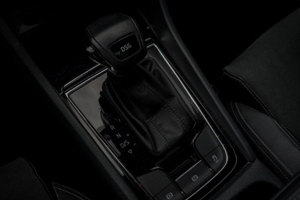 Škoda Karoq 1.5 TSI ACT Style Business / Pano / Trekhaak / Memory / Stoelverw / Adaptive Cruise
