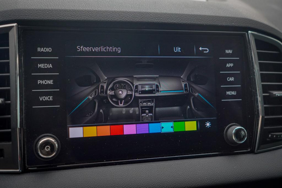 Škoda Karoq 1.5 TSI ACT Style Business / Pano / Trekhaak / Memory / Stoelverw / Adaptive Cruise