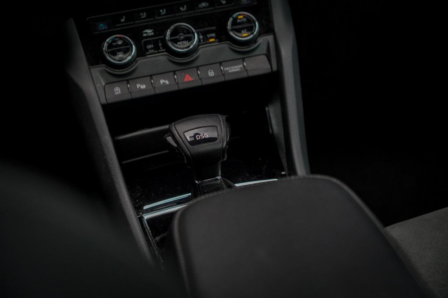 Škoda Karoq 1.5 TSI ACT Style Business / Pano / Trekhaak / Memory / Stoelverw / Adaptive Cruise