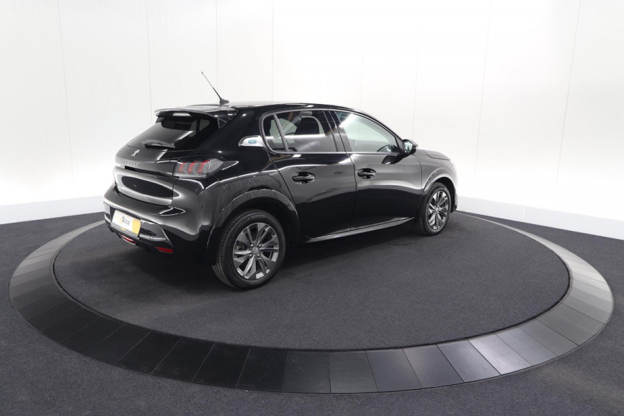 Peugeot e-208 EV Allure 50 kWh | 98,9% SOH | Camera | Navigatie | Parkeersensoren | Stoelverwarming