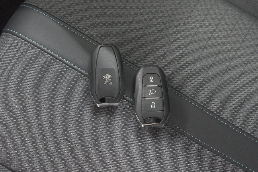 Peugeot e-208 EV Allure 50 kWh | 98,9% SOH | Camera | Navigatie | Parkeersensoren | Stoelverwarming