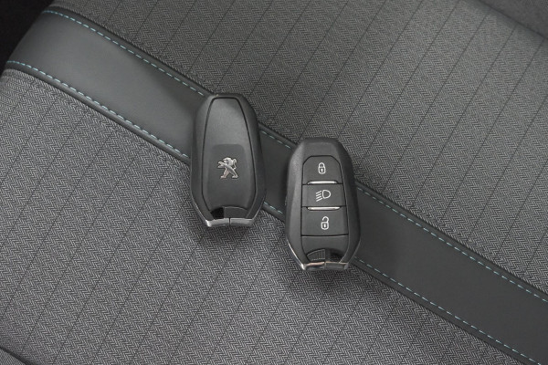 Peugeot e-208 EV Allure 50 kWh | 98,9% SOH | Camera | Navigatie | Parkeersensoren | Stoelverwarming