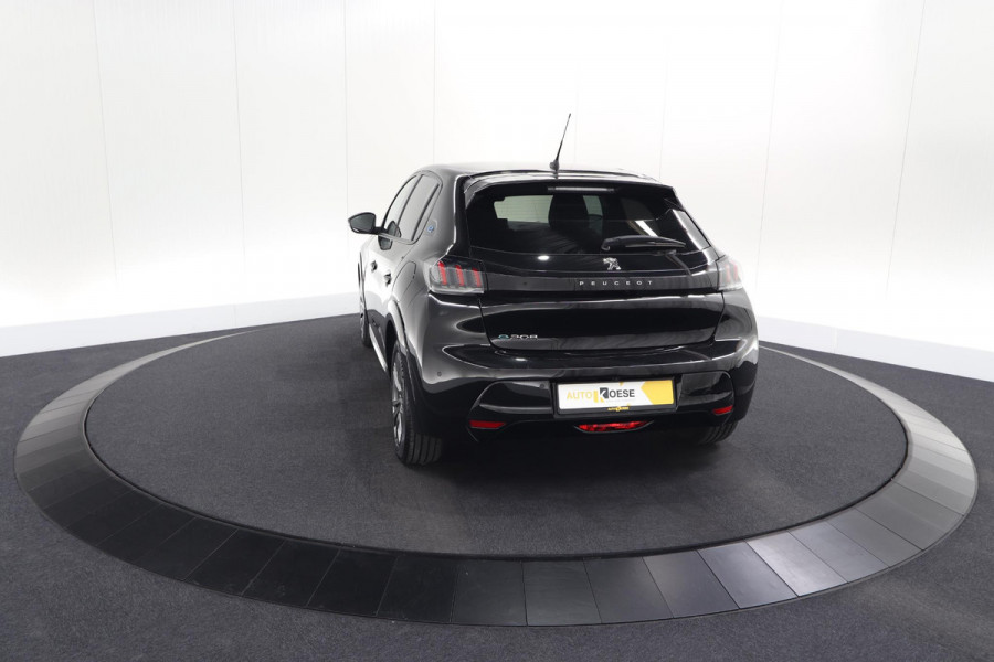 Peugeot e-208 EV Allure 50 kWh | 98,9% SOH | Camera | Navigatie | Parkeersensoren | Stoelverwarming