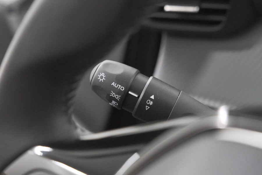Peugeot e-208 EV Allure 50 kWh | 98,9% SOH | Camera | Navigatie | Parkeersensoren | Stoelverwarming