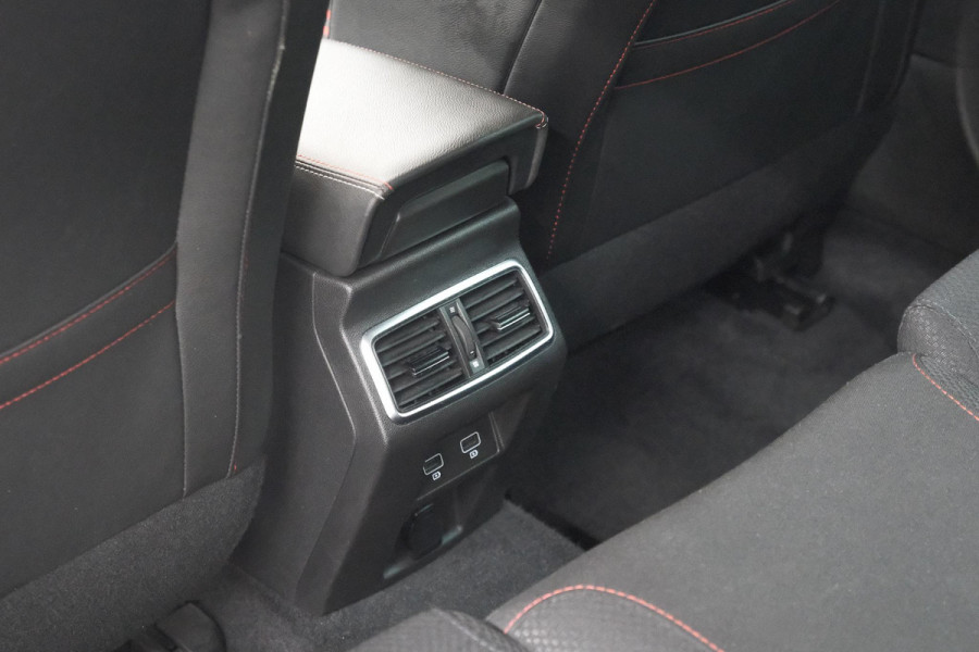 Renault Mégane Estate TCe 140 R.S. Line | Trekhaak | Adaptieve Cruise Control | BOSE Audio |