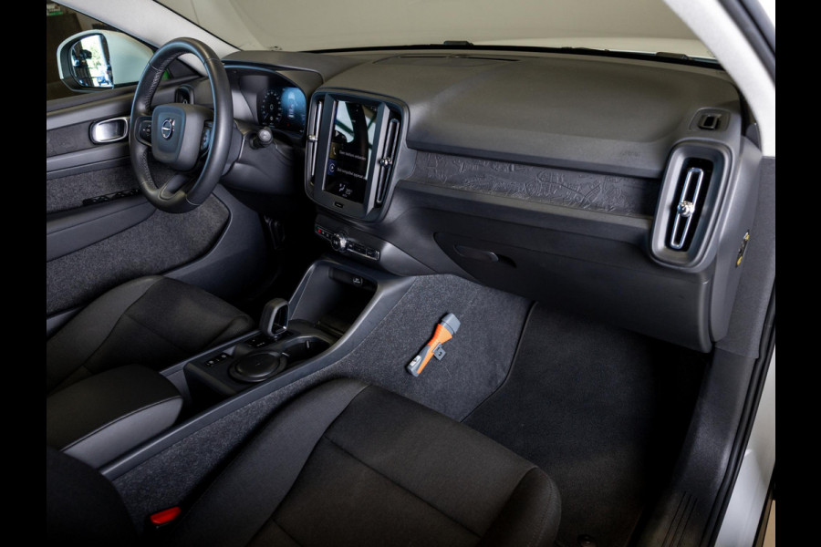 Volvo XC40 1.5 T2 Momentum Core 129pk / Achteruitrijcamera / Trekhaak / cruise control / Navigatie / Apple carplay /