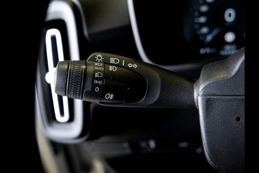 Volvo XC40 1.5 T2 Momentum Core 129pk / Achteruitrijcamera / Trekhaak / cruise control / Navigatie / Apple carplay /