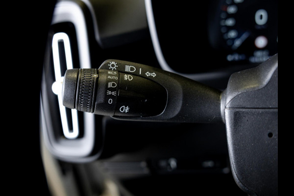 Volvo XC40 1.5 T2 Momentum Core 129pk / Achteruitrijcamera / Trekhaak / cruise control / Navigatie / Apple carplay /
