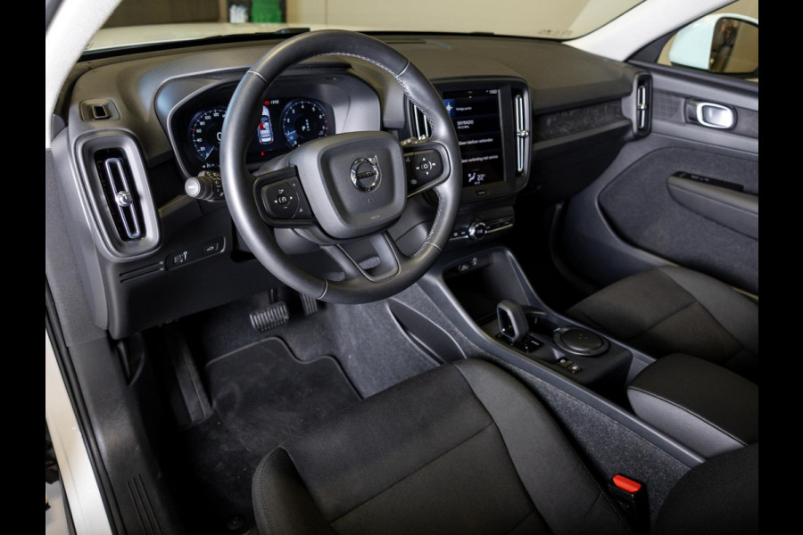 Volvo XC40 1.5 T2 Momentum Core 129pk / Achteruitrijcamera / Trekhaak / cruise control / Navigatie / Apple carplay /