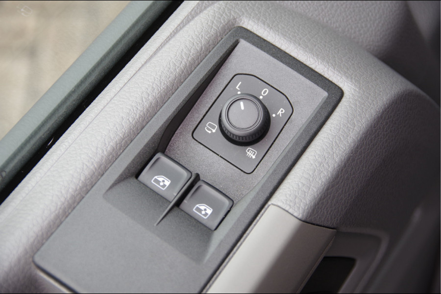 Volkswagen Crafter 35 2.0 TDI L3H3(L2H2) 3-ZITS, 177PK AUT. LED, TREKHAAK, STOELVERWARMING, ADAPT. CRUISE, CAMERA, NAVI, AIRCO, PARKEERSENSOREN, NL