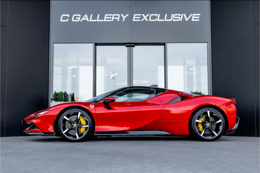 Ferrari SF90 Stradale 4.0 V8 - Origineel NL | Rosso Formula 1 | Lift | Carbon