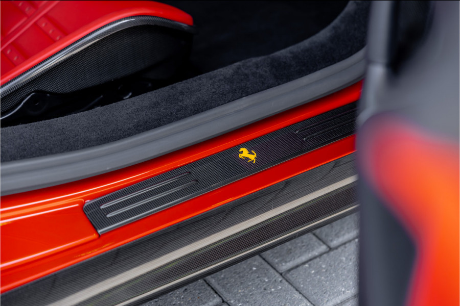 Ferrari SF90 Stradale 4.0 V8 - Origineel NL | Rosso Formula 1 | Lift | Carbon
