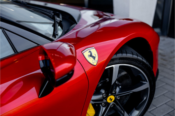 Ferrari SF90 Stradale 4.0 V8 - Origineel NL | Rosso Formula 1 | Lift | Carbon