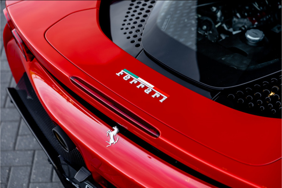 Ferrari SF90 Stradale 4.0 V8 - Origineel NL | Rosso Formula 1 | Lift | Carbon