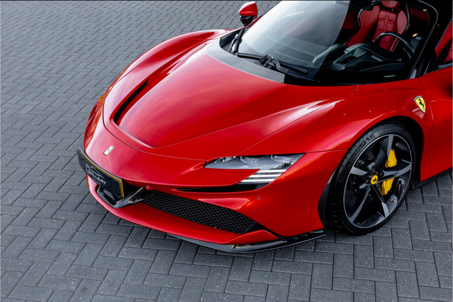 Ferrari SF90 Stradale 4.0 V8 - Origineel NL | Rosso Formula 1 | Lift | Carbon
